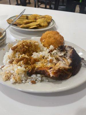 Arroz y Habichuelas Tostones