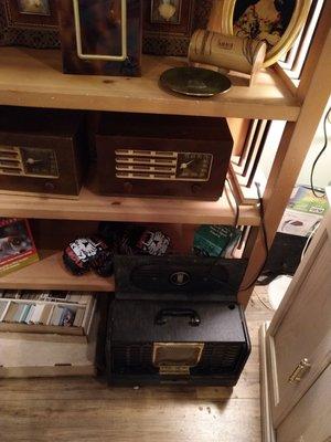 Anyone want transistor radios? Vintage chic. Perfect for mid century modern decor