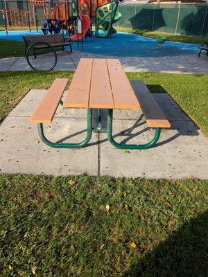 Picnic table