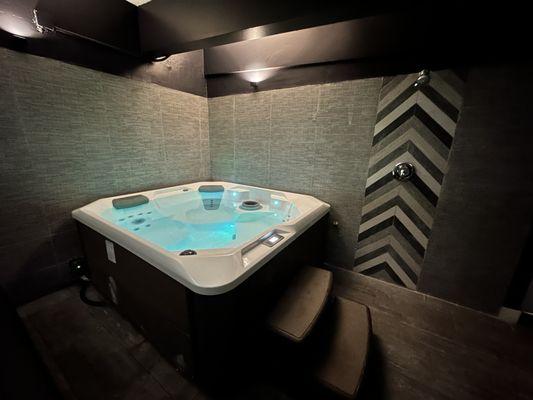 Private jacuzzi. You don't need to bring your swimsuit, we will all set up for you! Complementary a glass of red Wine for the jacuzzi time !