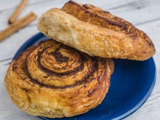 Ogi Cinnamon Rolls feature a tender and flaky exterior and an extra moist center. The extra swirls are loaded with sweet, high-quality cinna