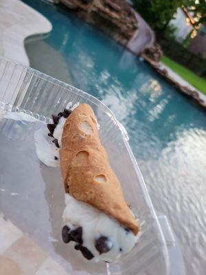 Cannoli with checkin ....yesss