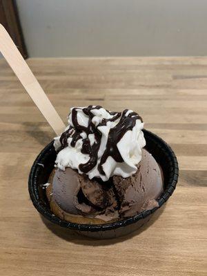 Cookie skillet with chocolate ice cream