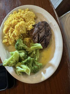 10oz Sirloin w/yellow rice and steamed broccoli