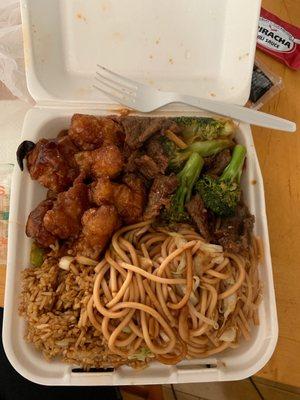 Lunch special with orange chicken and beef w broccoli.