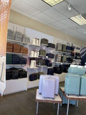 April 6, 2024 great large selection of beautiful Samsonite luggage