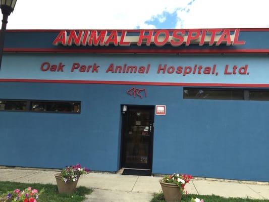 Oak Park Animal Hospital's exterior.