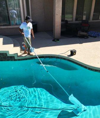 Swimhappy Pool Care Professional - Daniel Reyes - Vacuuming with battery powered debris vac