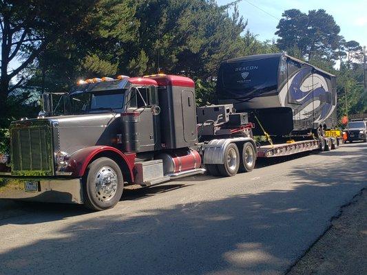 Hauled 5th Wheel Trailer with damaged frame and leaf springs