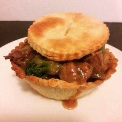 Steak and broccoli pie with beef gravy