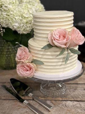 Simply perfect wedding cake with 2 flavors. This is exactly what we wanted for a perfect intimate family wedding.