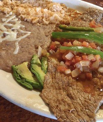 Bistek a la Mexicana (steak platter).