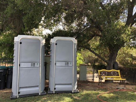 Deluxe flushable porta potties