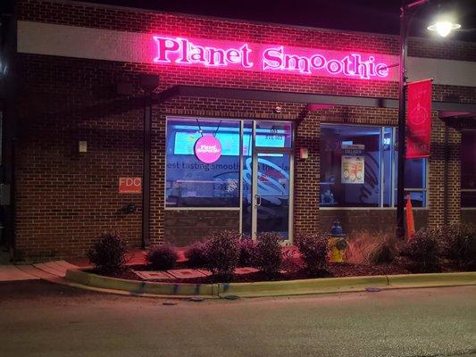 PLANET SMOOTHIE AT NIGHT