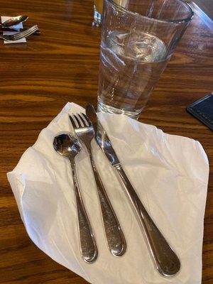 This restaurant has the cleanest silverware and glasses that I have ever seen. Very clean place! Thumbs up to this restaurant