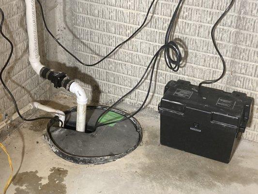 Battery back up sump pump