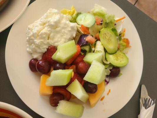 LOW CARB SALAD. W COTTAGE CHEESE, FRUT.