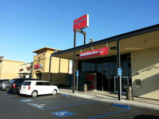 Welcome to Bank of America in La Mirada.