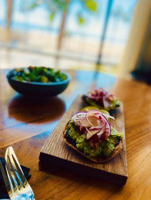 Avocado Tostada (vegan style)