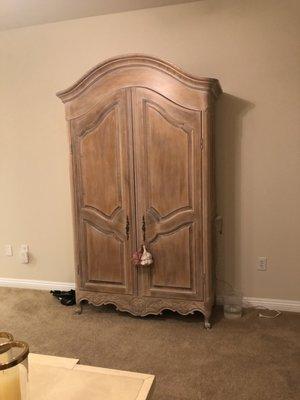 looking to sell Armoire 5039574028