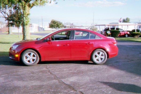 2013 chevy cruze 6 speed automatic new tires, black cloth interior, cd, on star ready.