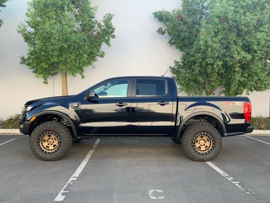 Fox 2.0 kit, Fifteen52 wheels, Maxxis MT 33's. Couldn't be happier!