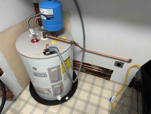 Clean installation of a water heater