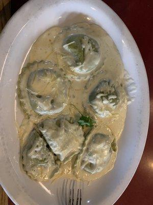 Spinach ravioli with Alfredo sauce