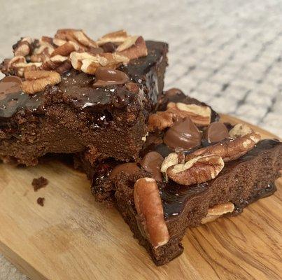 Keto Salted Caramel Pecan Brownies are the yummiest solution to your sweet tooth! Chocolate-y, rich, and fudgy.