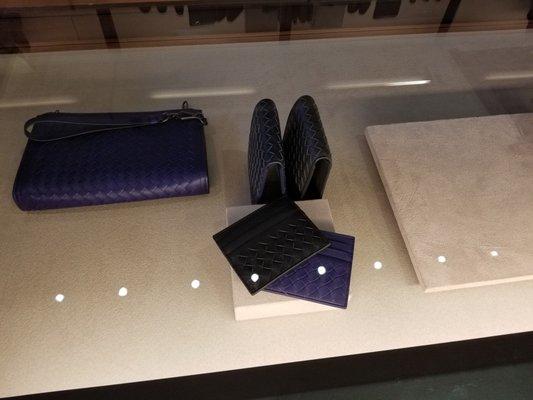 Love the purple small wallets for men.