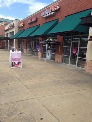 The outside of the shop on Moreland Ave in the Kroger shopping center next to Puzza Hut