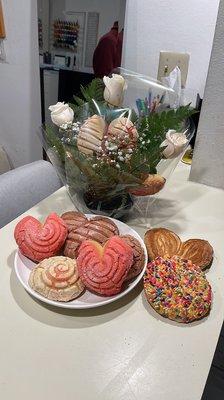 Variety of conchas, polvorón, and oreja