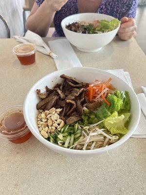 Rice noodle salad with pork