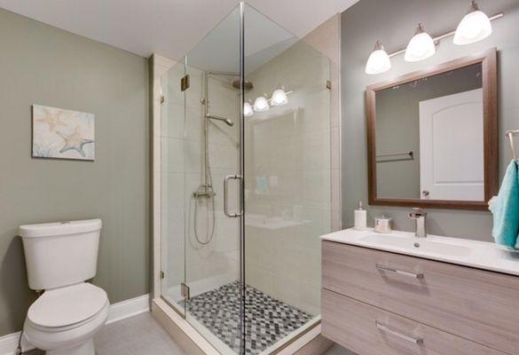 Custom glass shower doors and glass shower enclosures in Chicago by Ultimate Glass Art, Inc. Our number one goal is customer satisfaction.