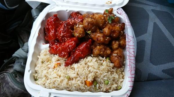 Hiney chixken and general tsos chicken woth fried rice.