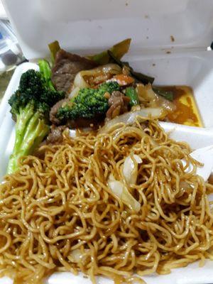 Vege chowmein, beef & Broccoli & what's missing is the delicious Chicken & Stringbeans!