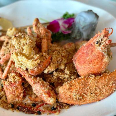 Lobsters with garlic and fried onion