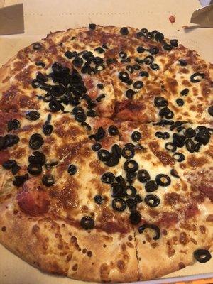 Cheese pizza with olives 6/10