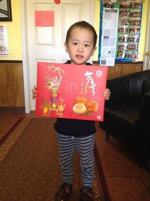 Jeffery's mom brought our teachers yummy moon cakes! We really appreciate it!