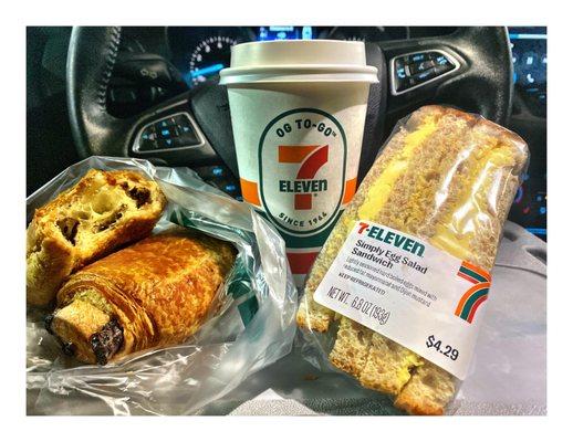 Quick Snack/Breakfast @ 7-Eleven.Part of Mobil Gas Station.Cross from Speedway.Alsip, IL.Clean New Well Stacked Place.Nice Service.Cool!