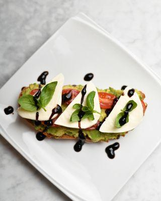 Avocado Caprese Sandwich Ingredients: Bread, Olive Oil, Avocado, Tomato face up, Mozzarella, Basile, Glaze, Black Pepper