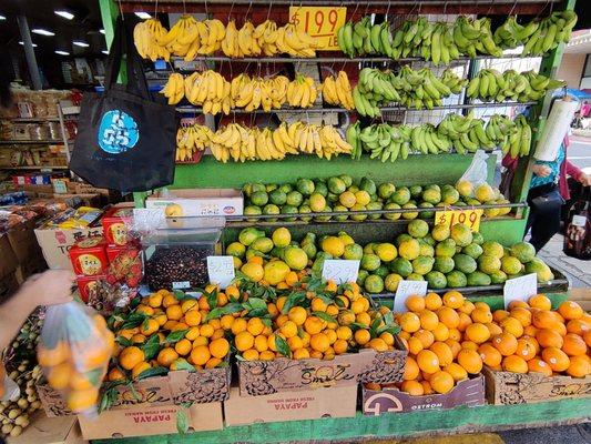 Produce outside, on Kekaulike Street