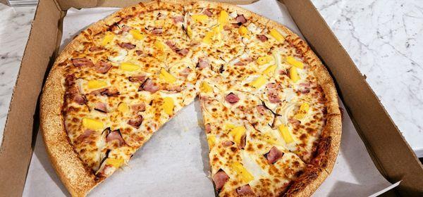 Hawaiian pizza with onions