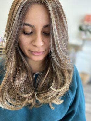 Soft money piece with balayage highlights and a layered haircut @hairboutiquebyyaya