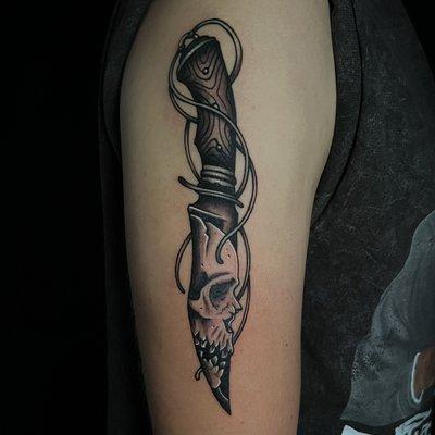 Knife skull