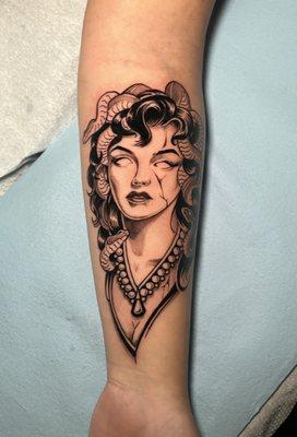 Custom Medusa tattoo on forearm 

Black and grey neo-traditional tattoo