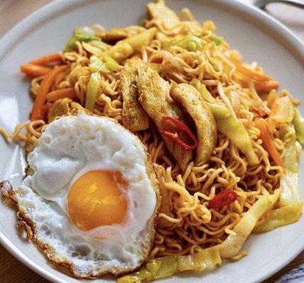 Maggi Goreng topped with half boiled egg