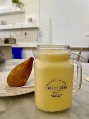 Coxinha with a passion fruit smoothie