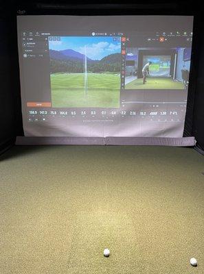 Indoor hitting bay with Trackman data & video analysis