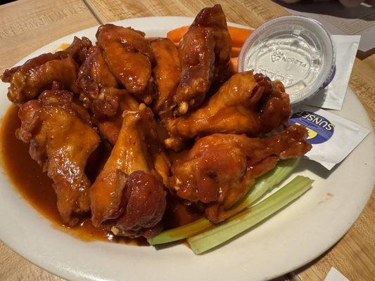 Wings with half and half sauce of bbq and medium buffalo. Great combo! Crispy and good sized wings.